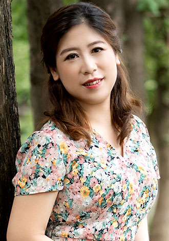 Gorgeous profiles pictures: caring China member Xiahui from Sanya